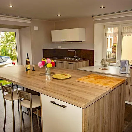 De 2 Chambres Avec Terrasse Amenagee Et Wifi A Apartment